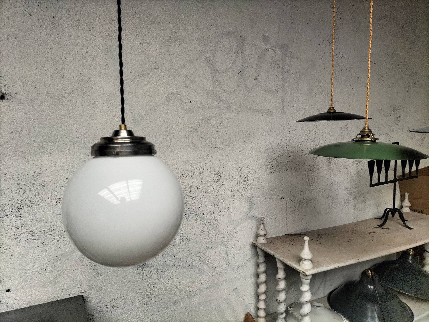 Opaline ball suspension
