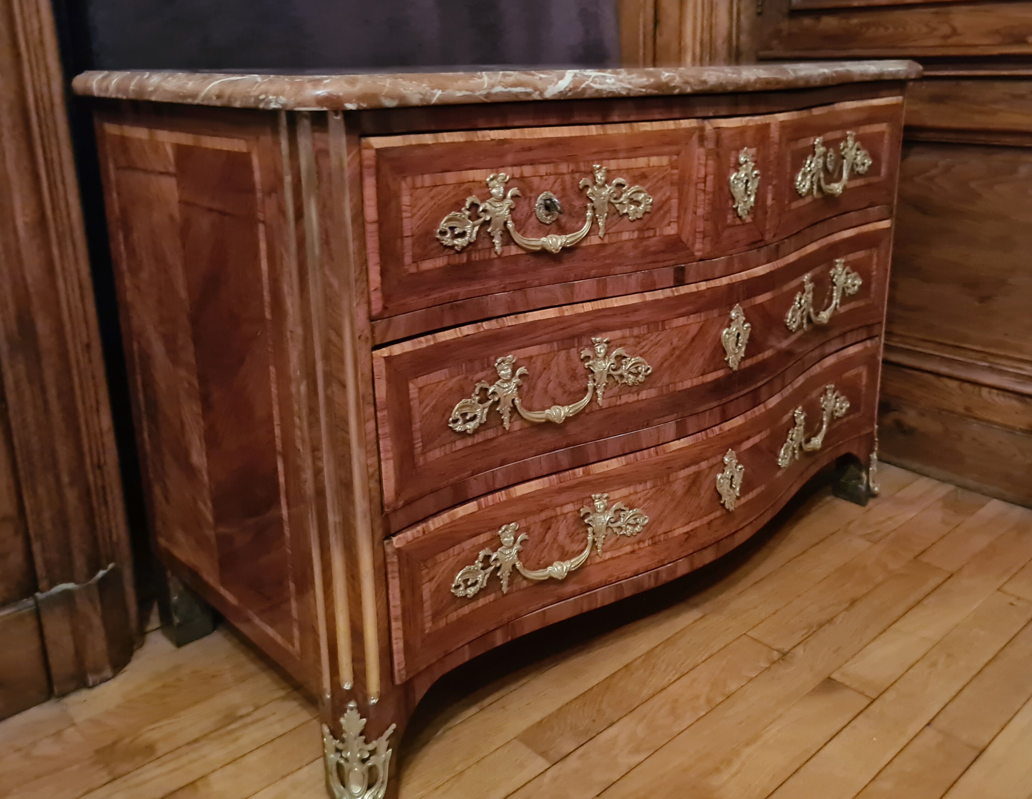 Regency period chest of drawers in veneer circa 1730