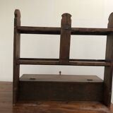 Etagère murale ancienne en bois ayant appartenu à un religieux