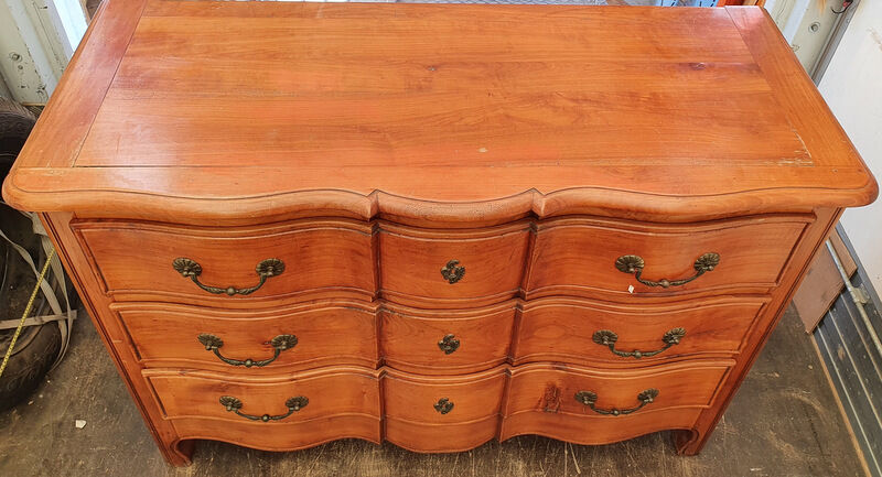 Crossbow chest of drawers with caramel patina
