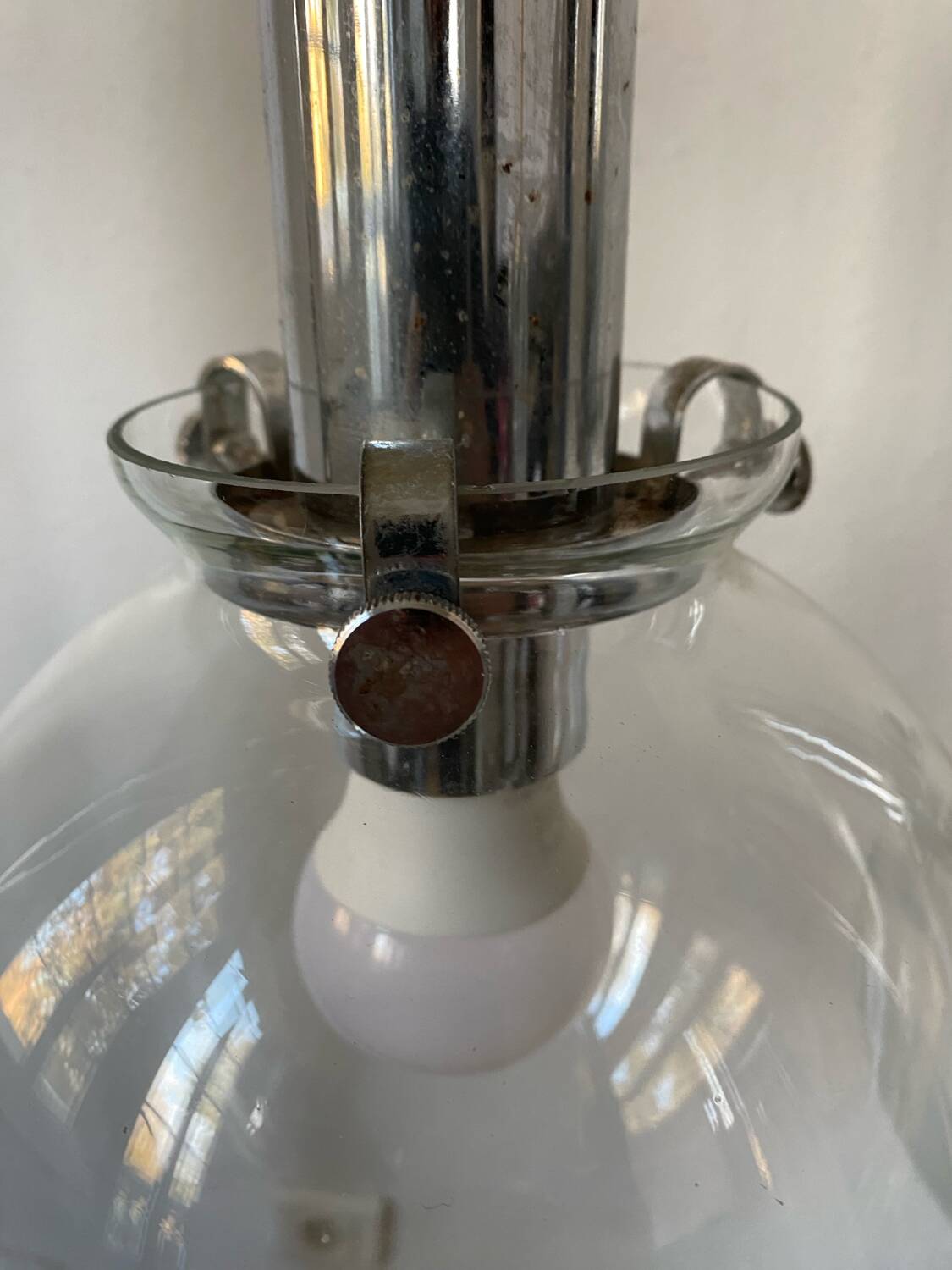 Vintage design pendant light with three transparent glass globes