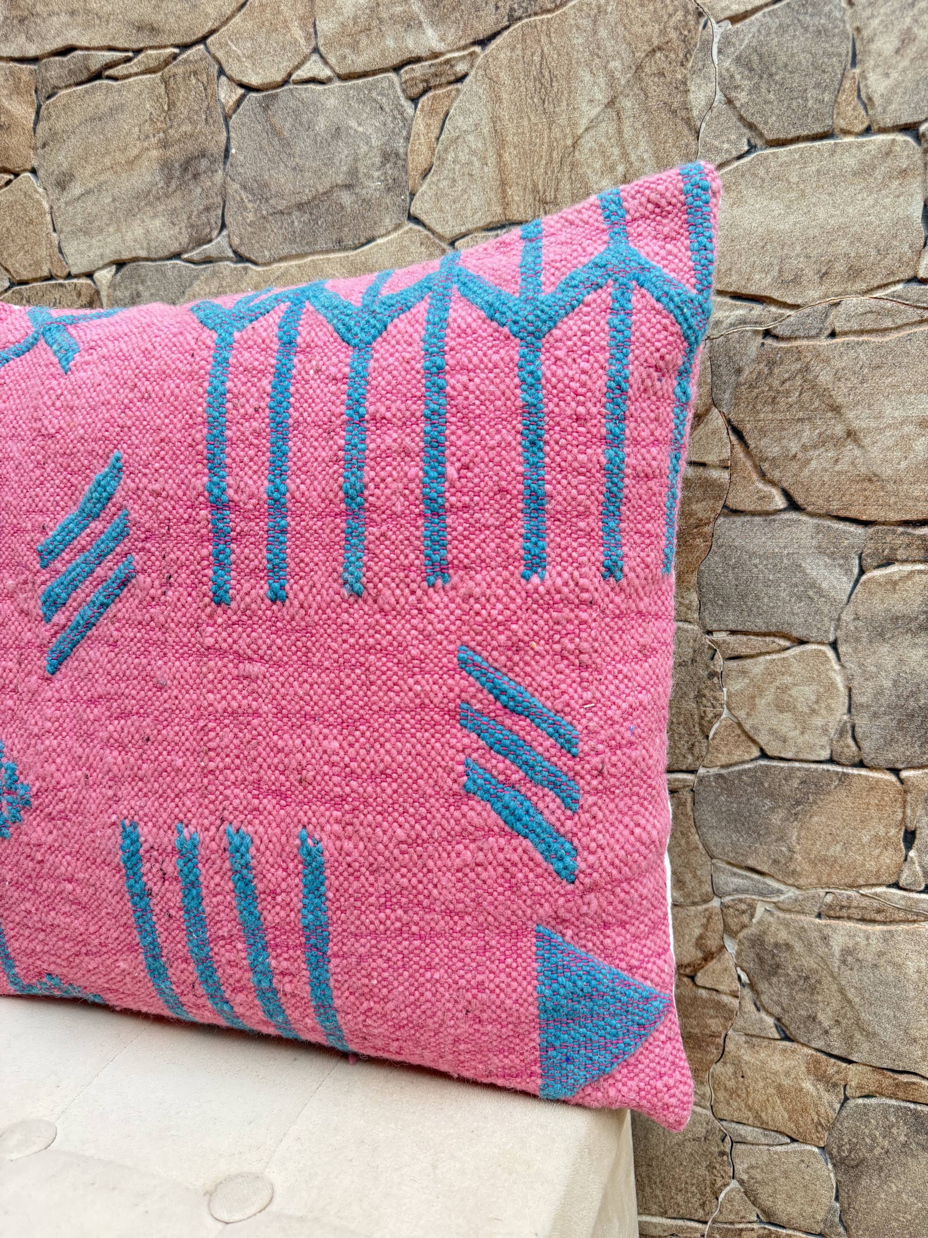 Coussin Kilim en laine berbère fait main : Coussin de sol marocain
