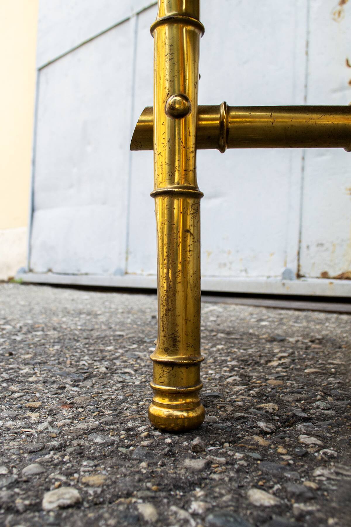 Struttura in ottone lavorato e piano in legno Italia, 1970