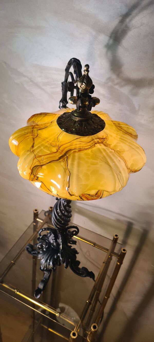 lampe  gros travail de fer forgé style andalou 1900 opaline marbré ,,,, 49x25 magnifique et rare
