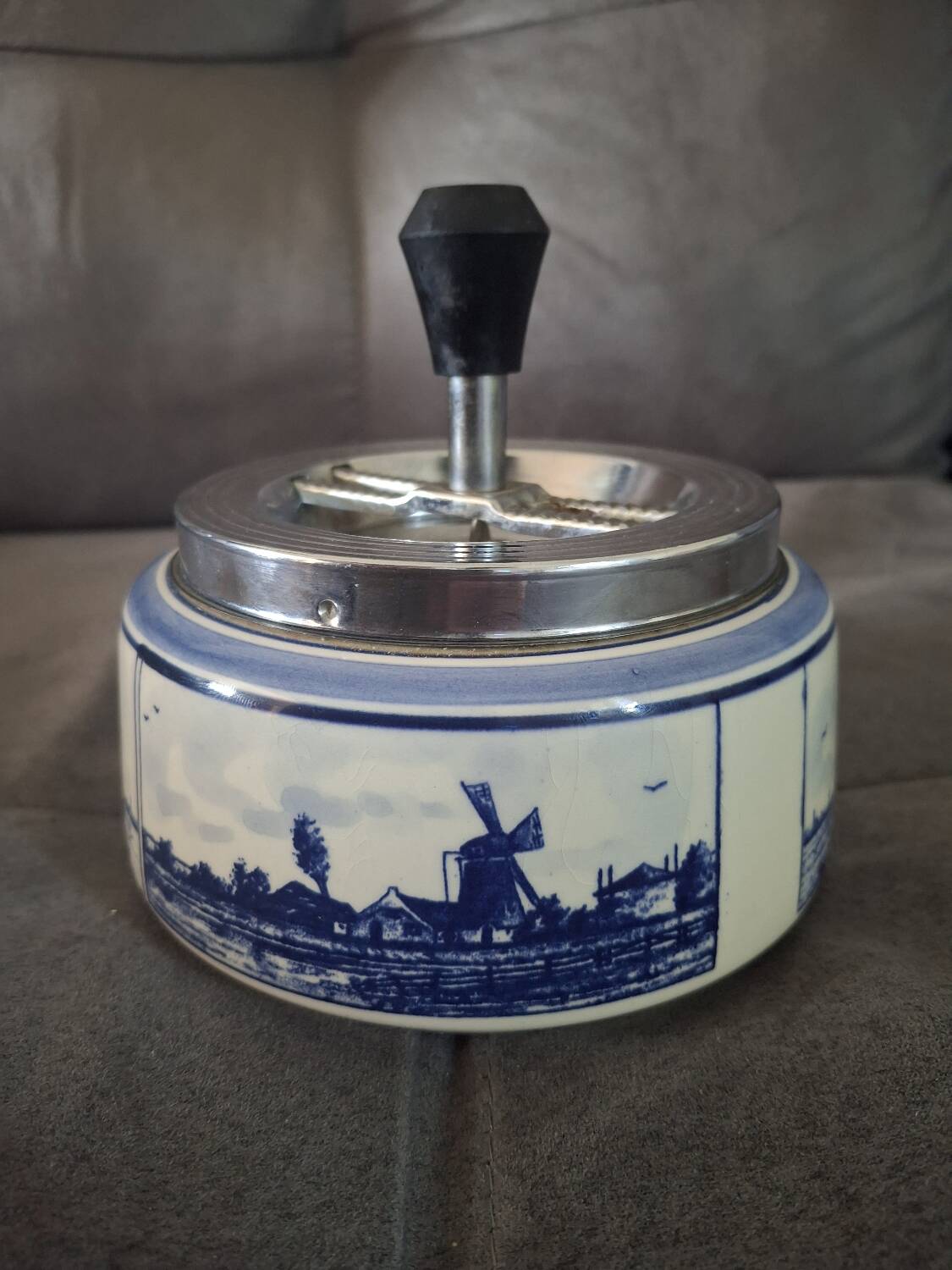 Delft rolling ashtray