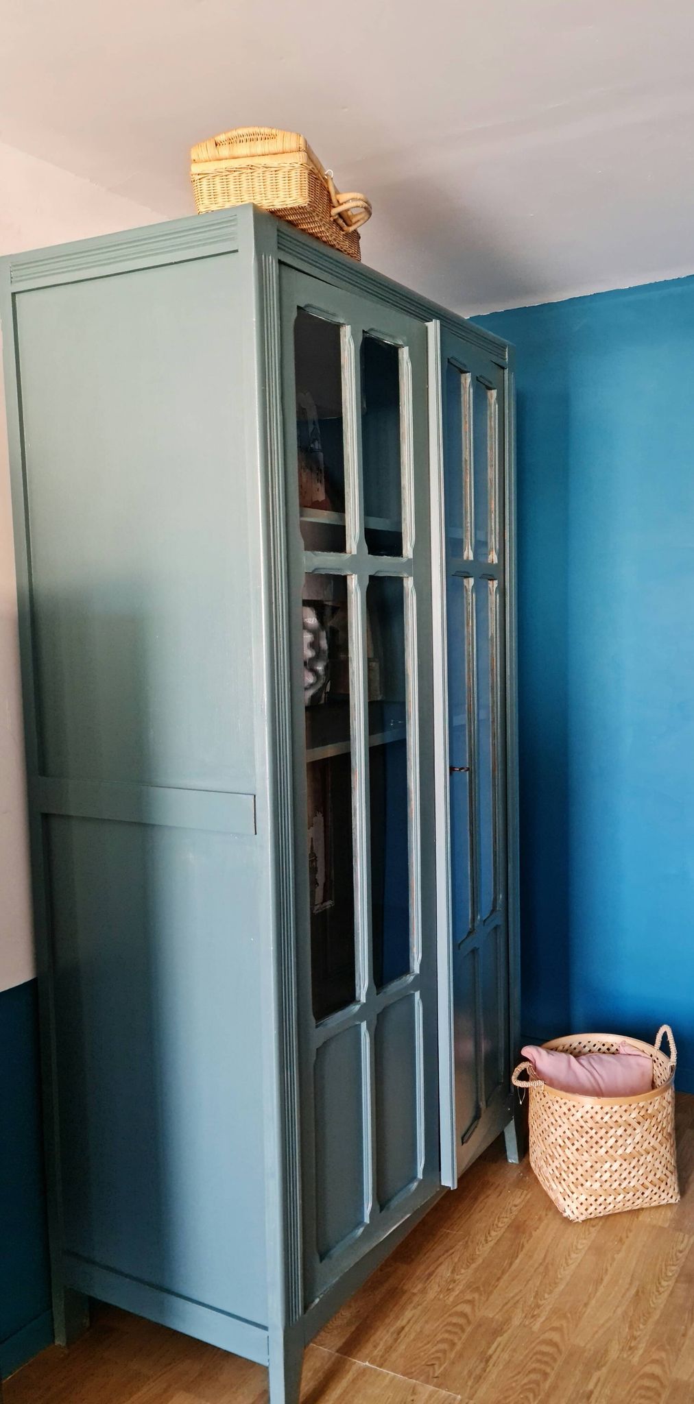 Parisian wardrobe glazed color inchyra blue