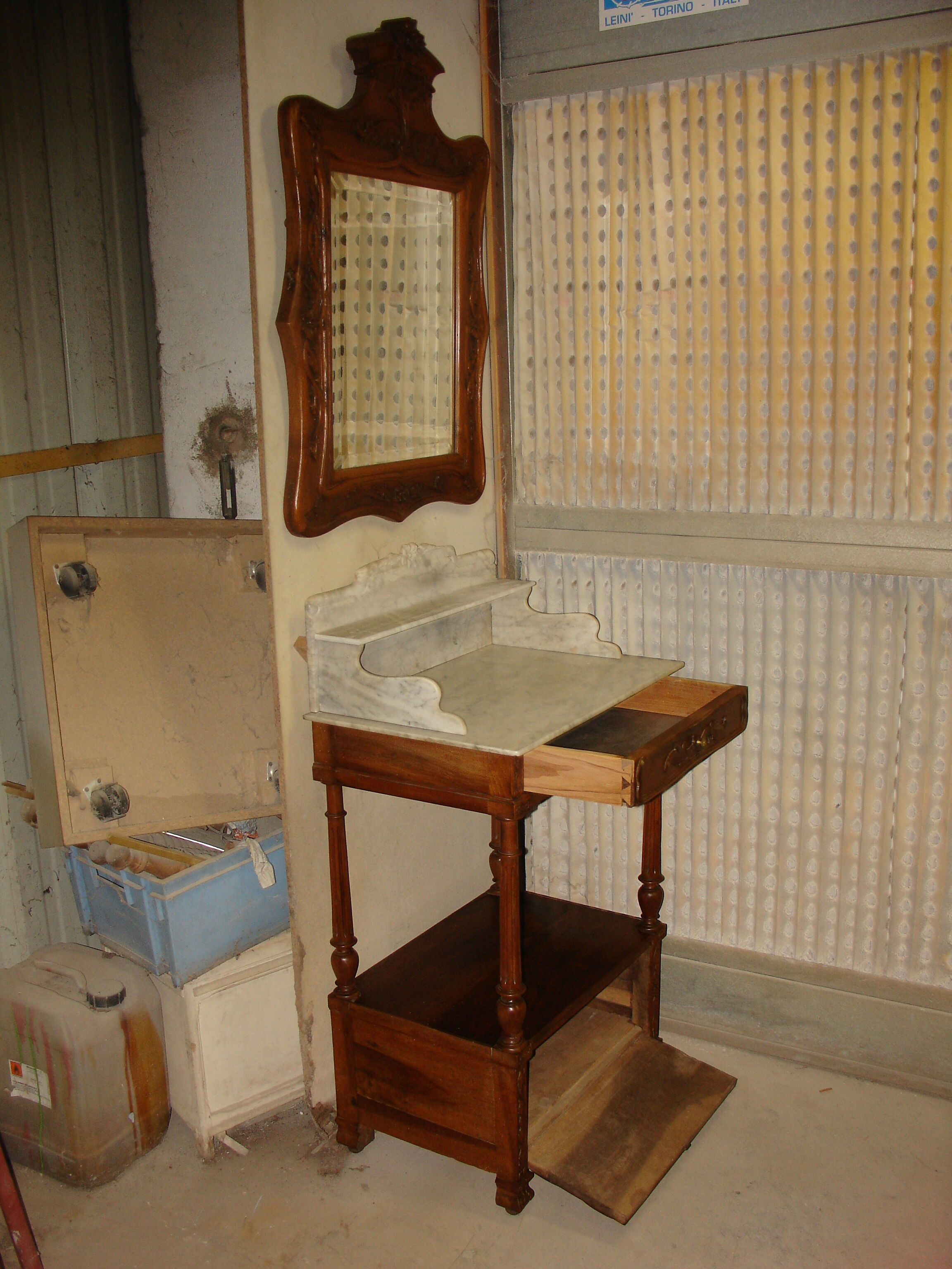 Dressing table and mirror in walnut, circa 1880