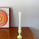 Vase en opaline jaune pâle élancé années 50-60
