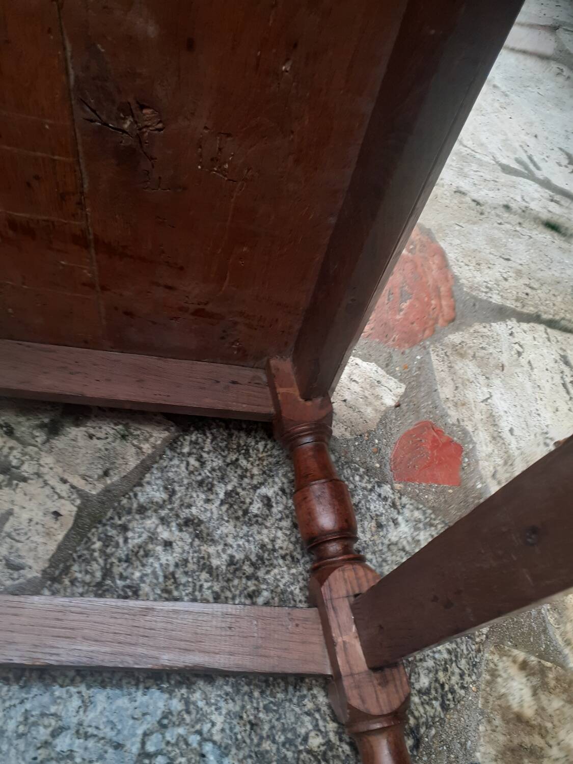 Low table with 2 small stools