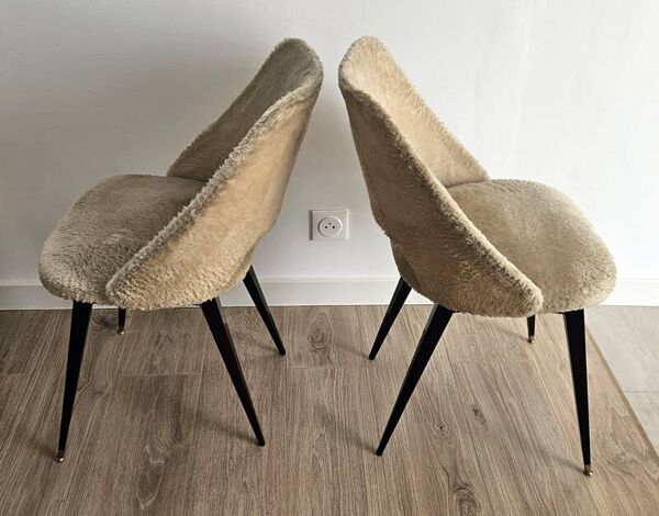 Paire de chaises tonneau vintage en tissu bouclette et pieds compas en laiton
