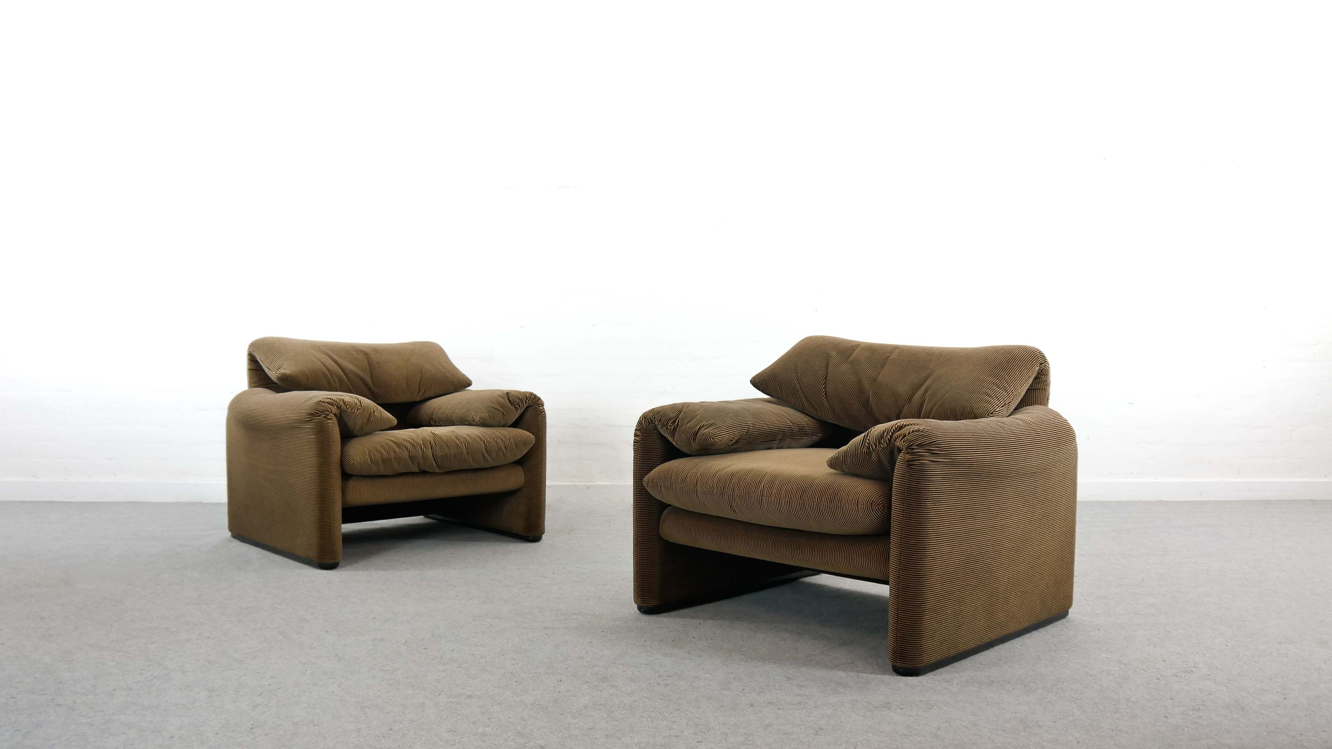 Pair of Maralunga Lounge Chairs by Vico Magistretti for Cassina, Italy