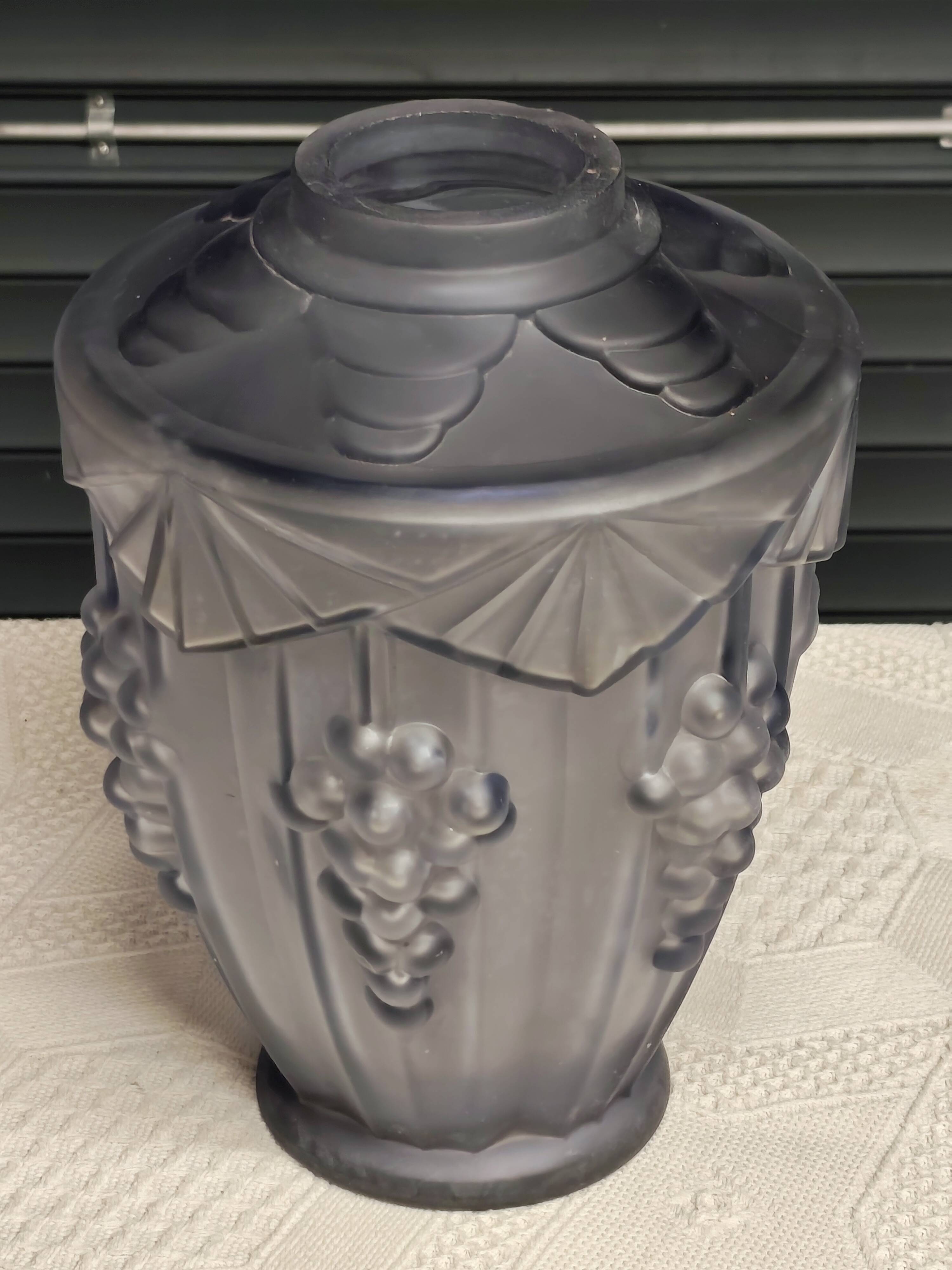 Art"deco vase with vine decoration