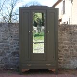 Art Deco wardrobe with three doors – Kaki Barda (Liberon)