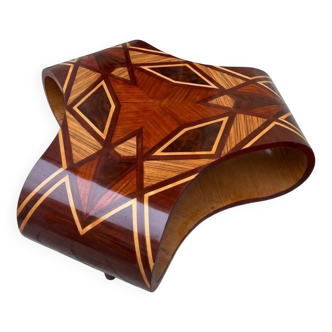 Une table basse Art Déco en bois de hêtre et palissandre, multicolores.