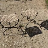 Paire de tabourets curule En fer forgé. Assise tressée