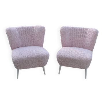 Fauteuil rose de style mid-century en tissu (fausse fourrure) avec une structure en hêtre massif, années 1960.