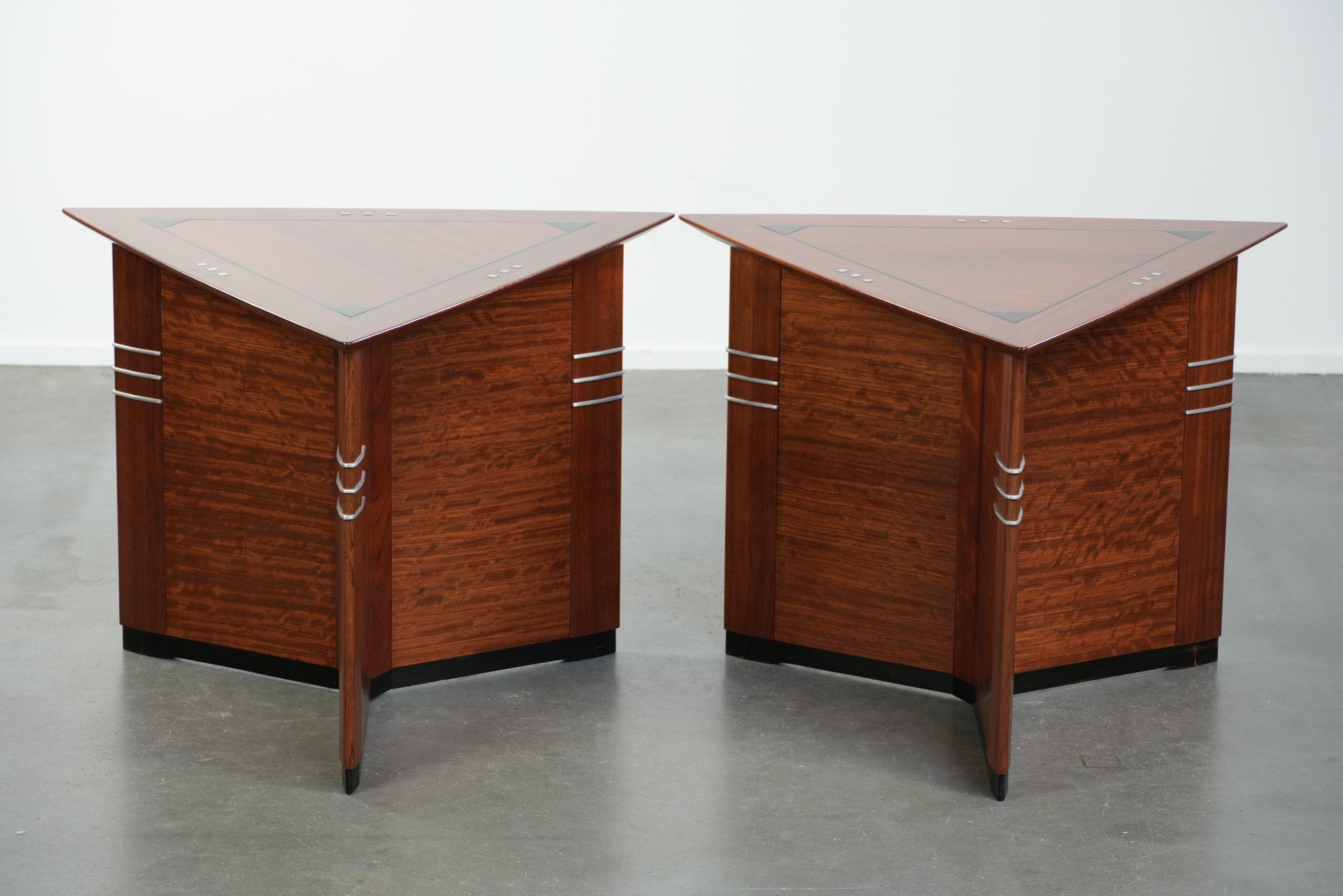 Ensemble de luxe de 2 tables d'appoint/à café en forme de triangle au design Art Déco.