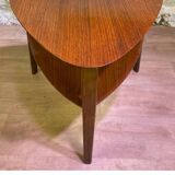 Pedestal table