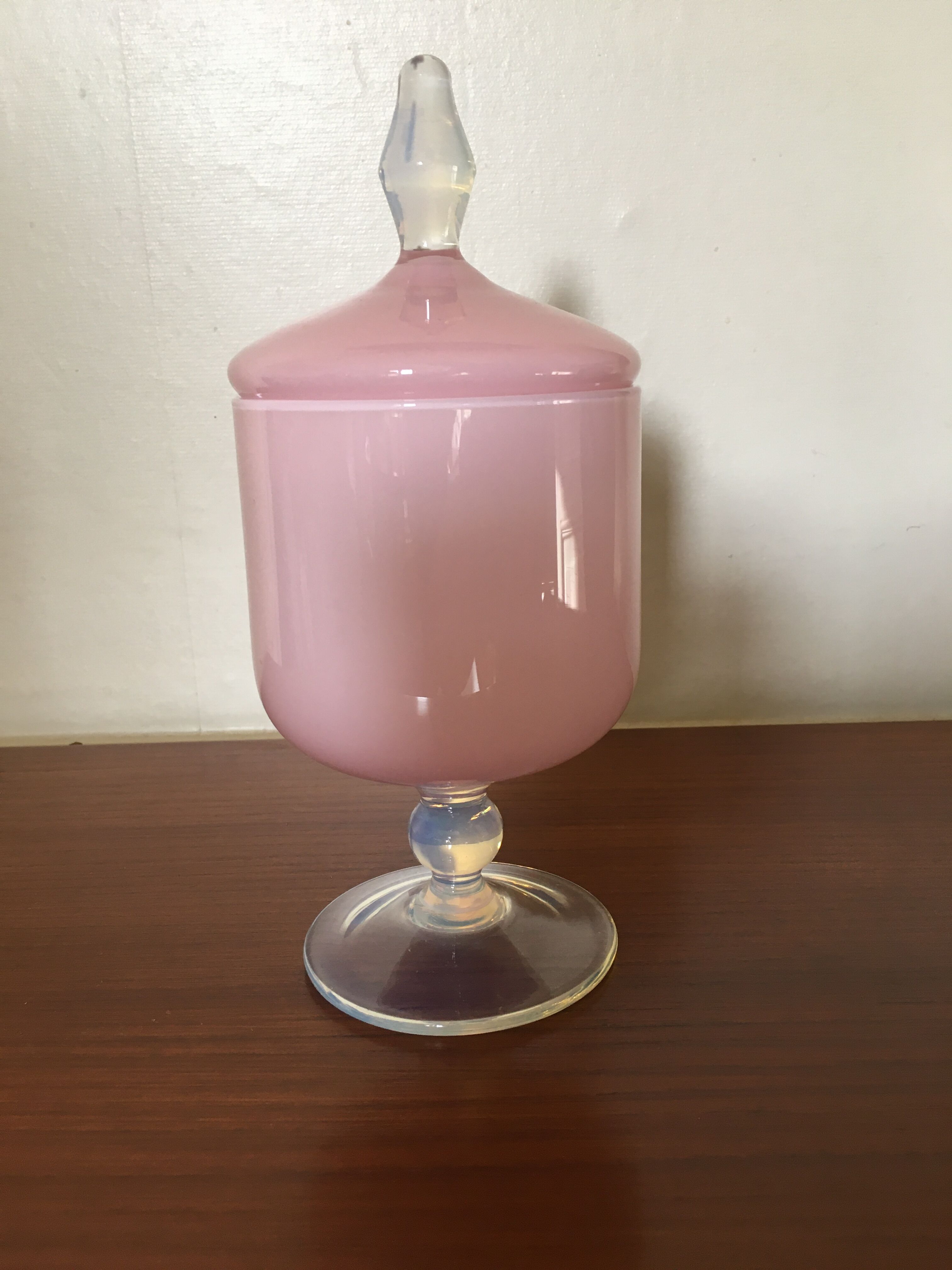 Pink opaline stand candy