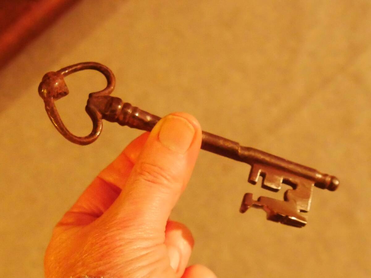 Malouine wardrobe in oak from the early 18th century.