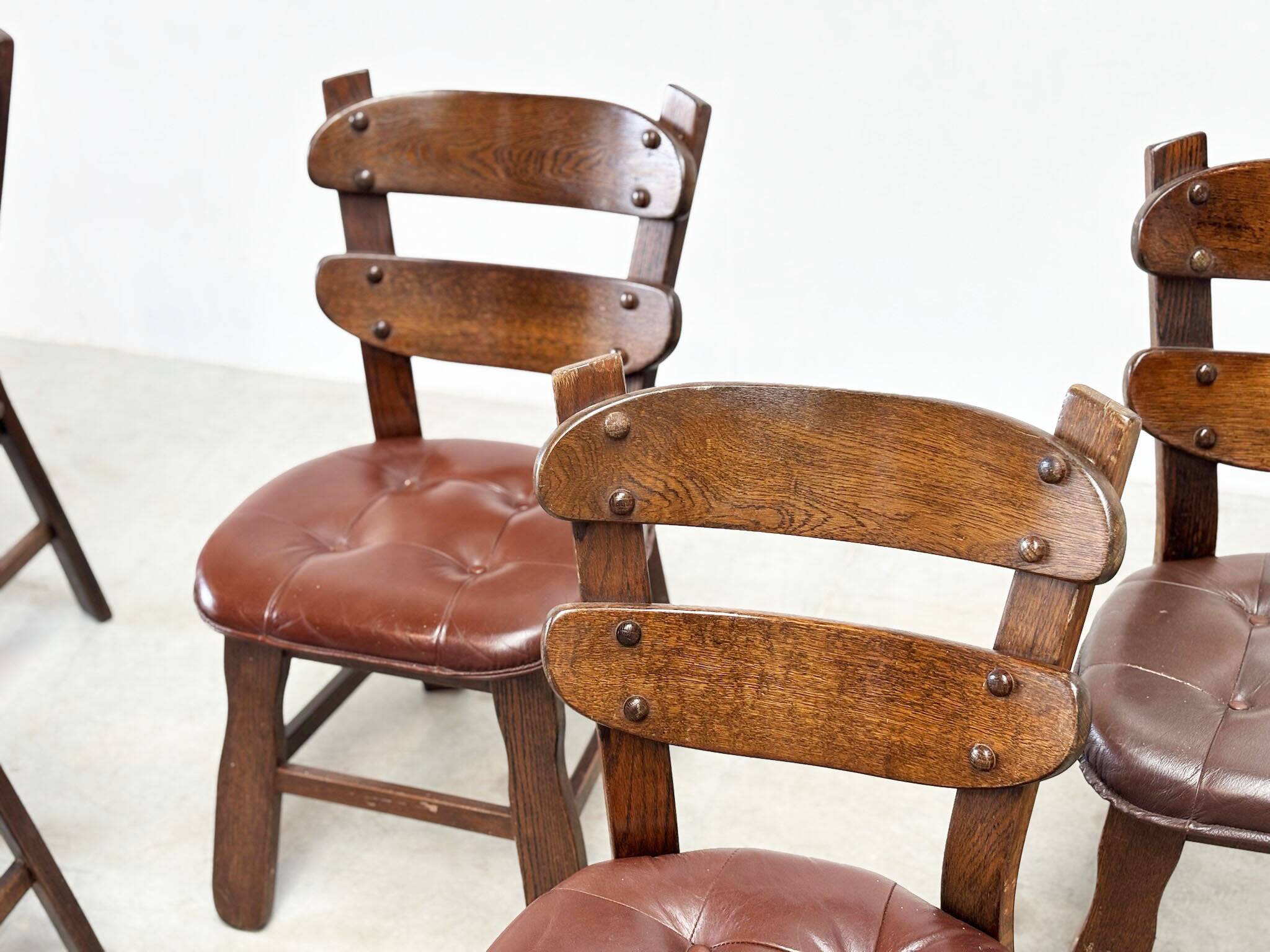 Ensemble de six chaises de salle à manger brutalistes françaises