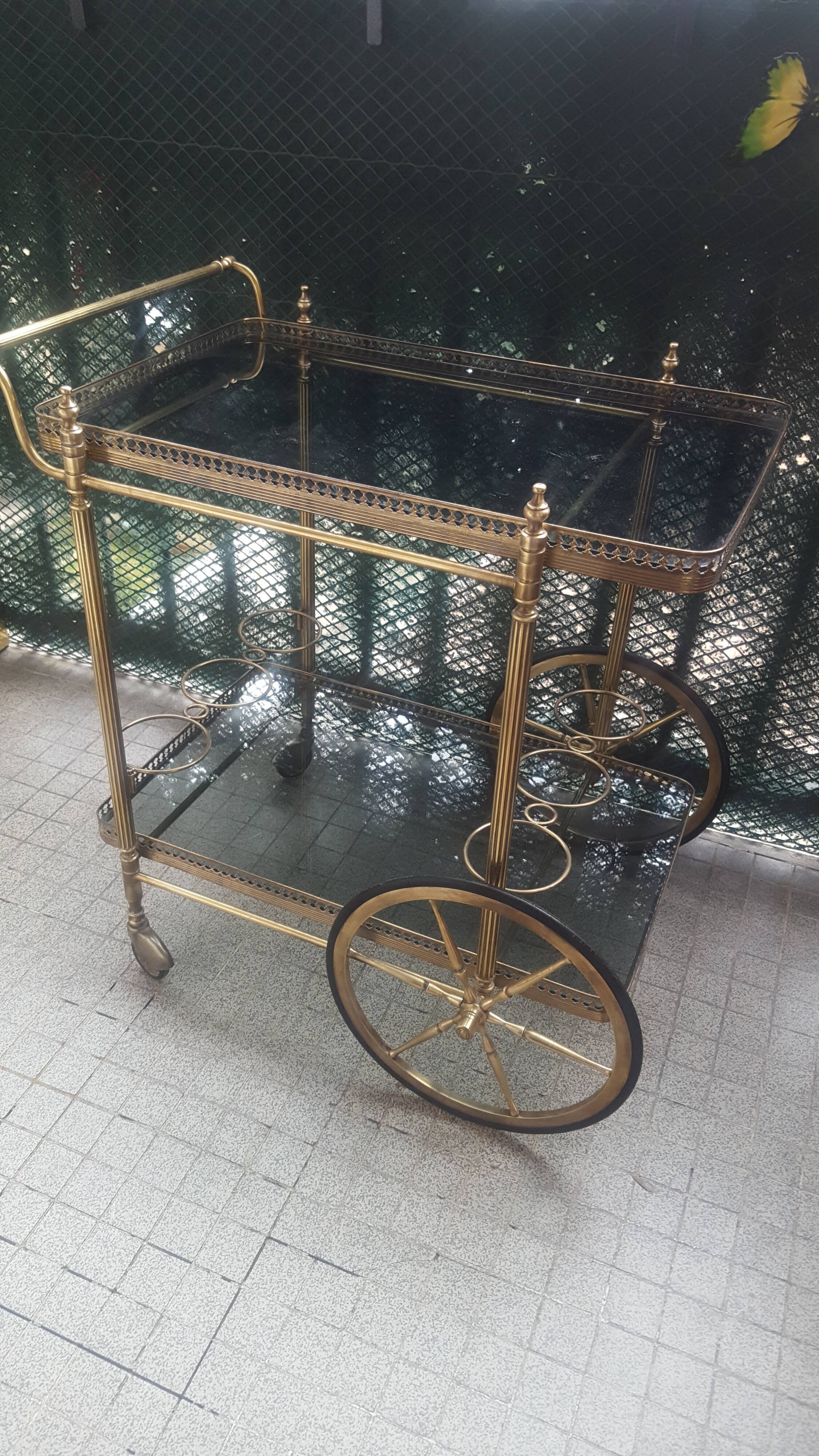 Rolling trolley with wheels