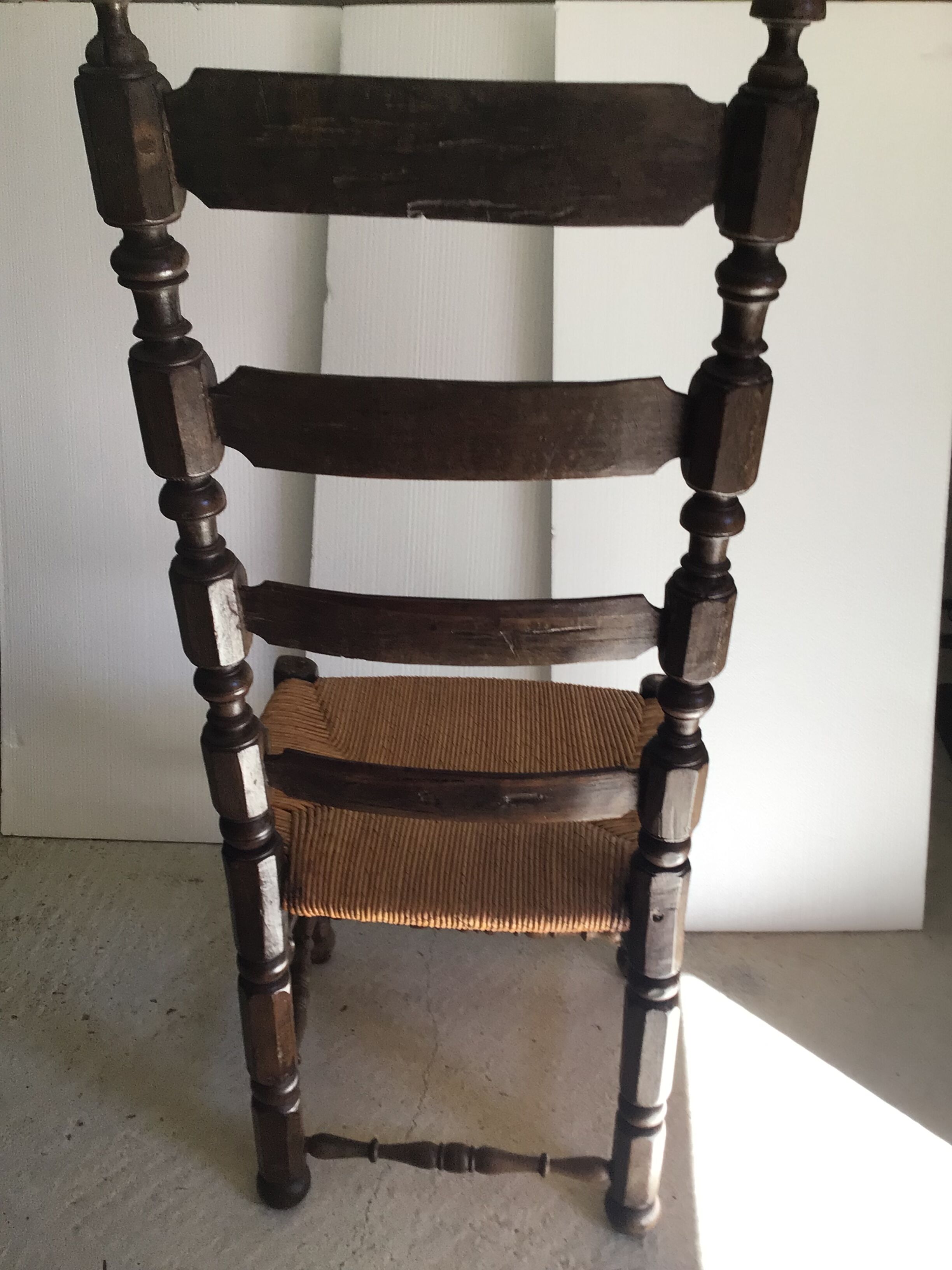 Chaise haute époque paillée