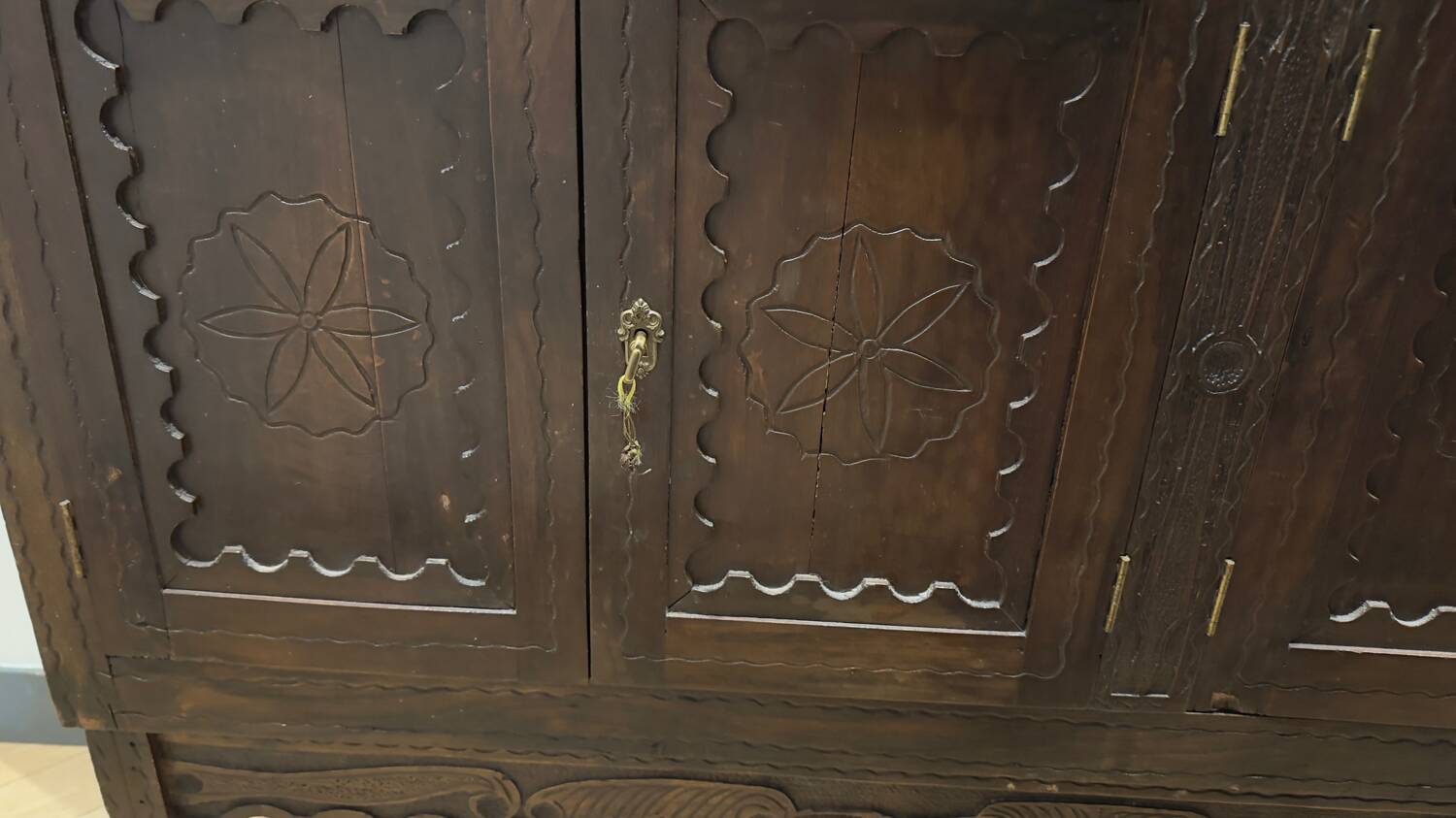 Antique Spanish sideboard in solid walnut – late 19th century