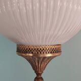 Lustre boule opaline dentelée en verre et laiton