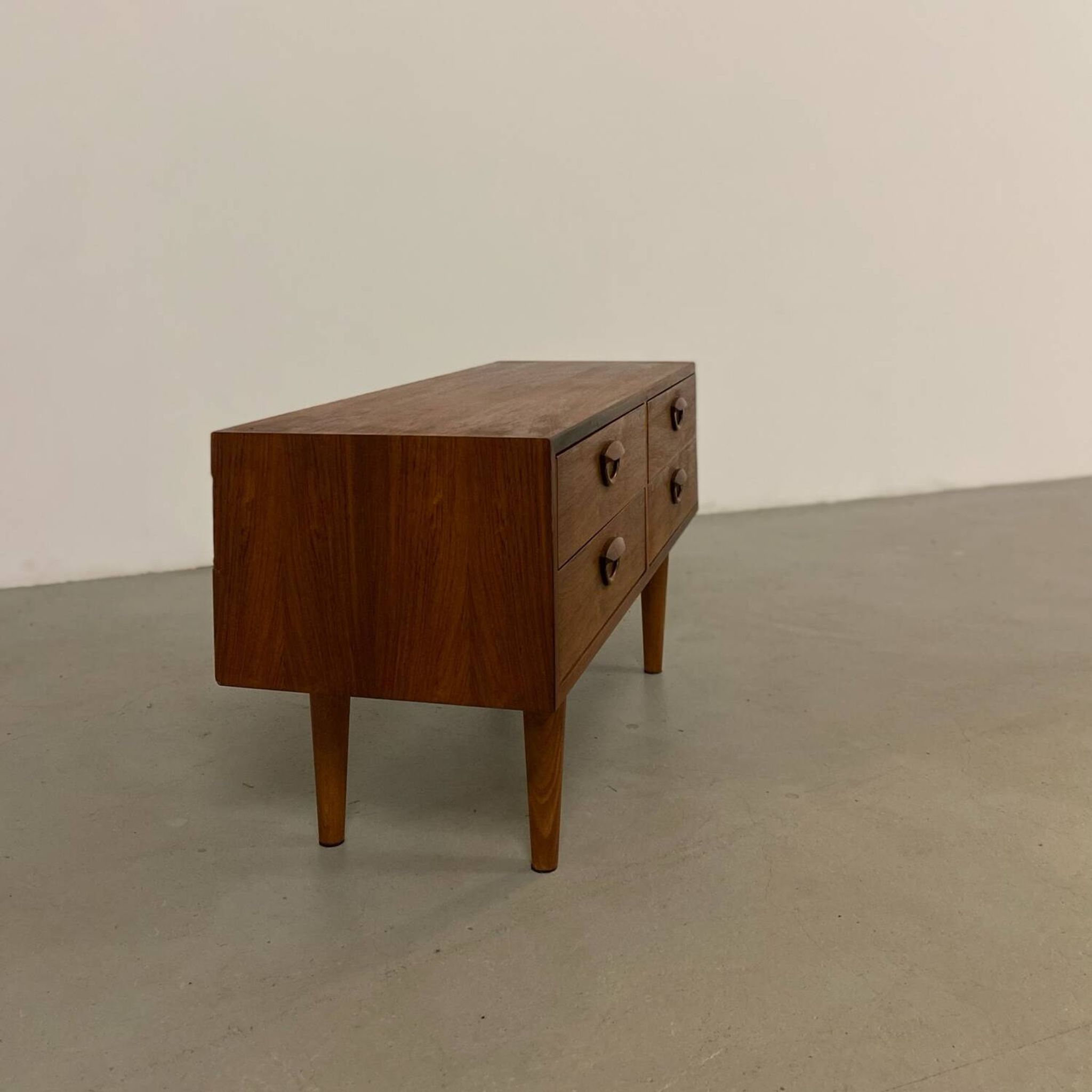 Petite commode en palissandre par Kai Kristiansen années 60