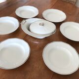 Assiettes creuses et soupière en porcelaine