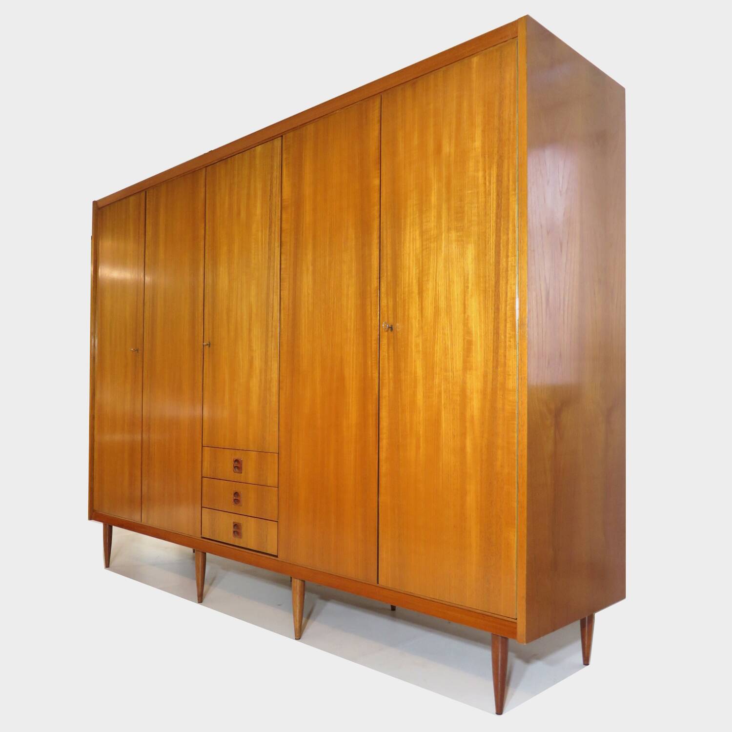 Grand armoire vintage moderne du milieu du siècle à 5 portes en teck, années 1960.