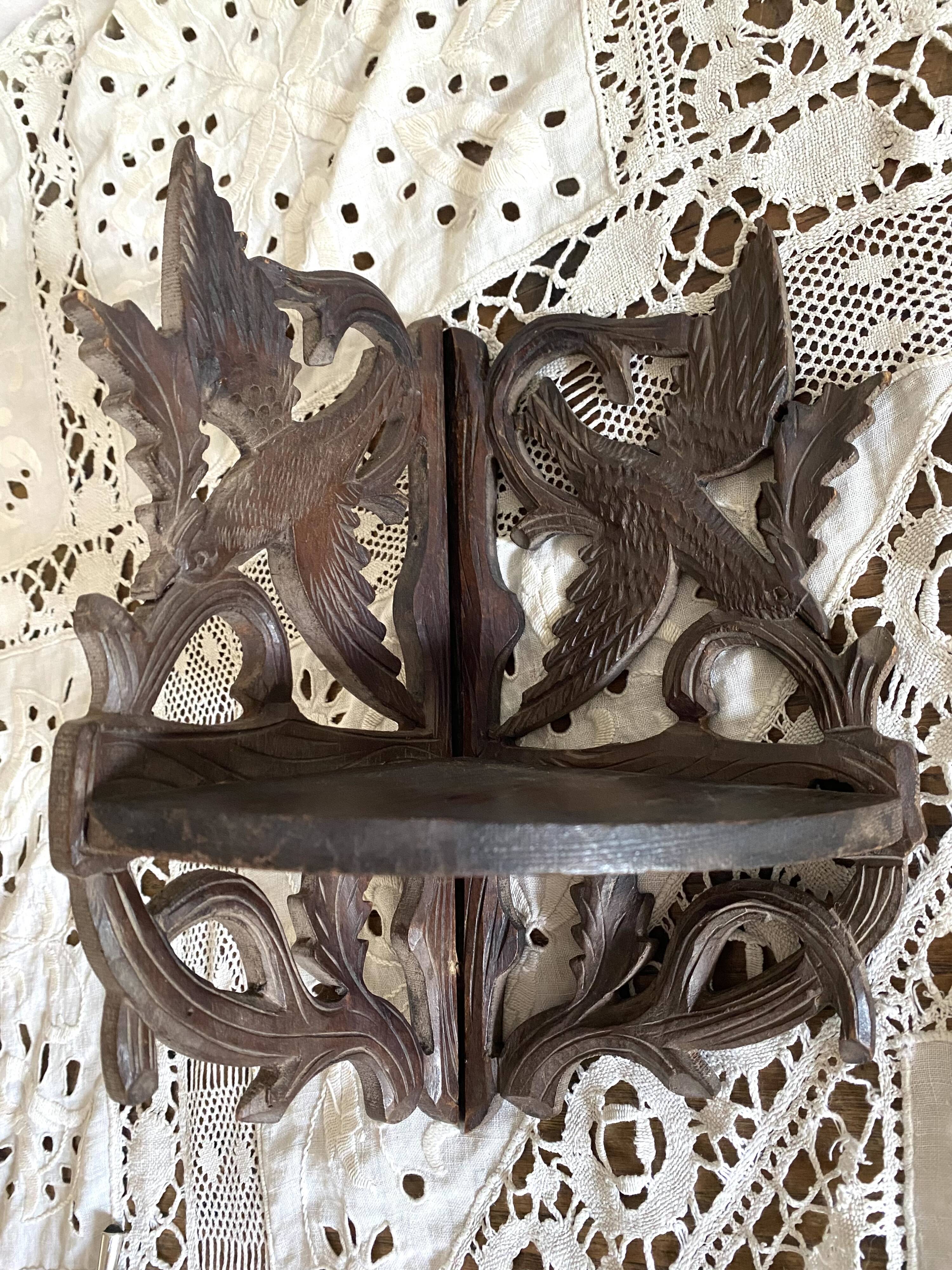 Etagère d'angle ancienne en bois sculpté oiseaux XIXe
