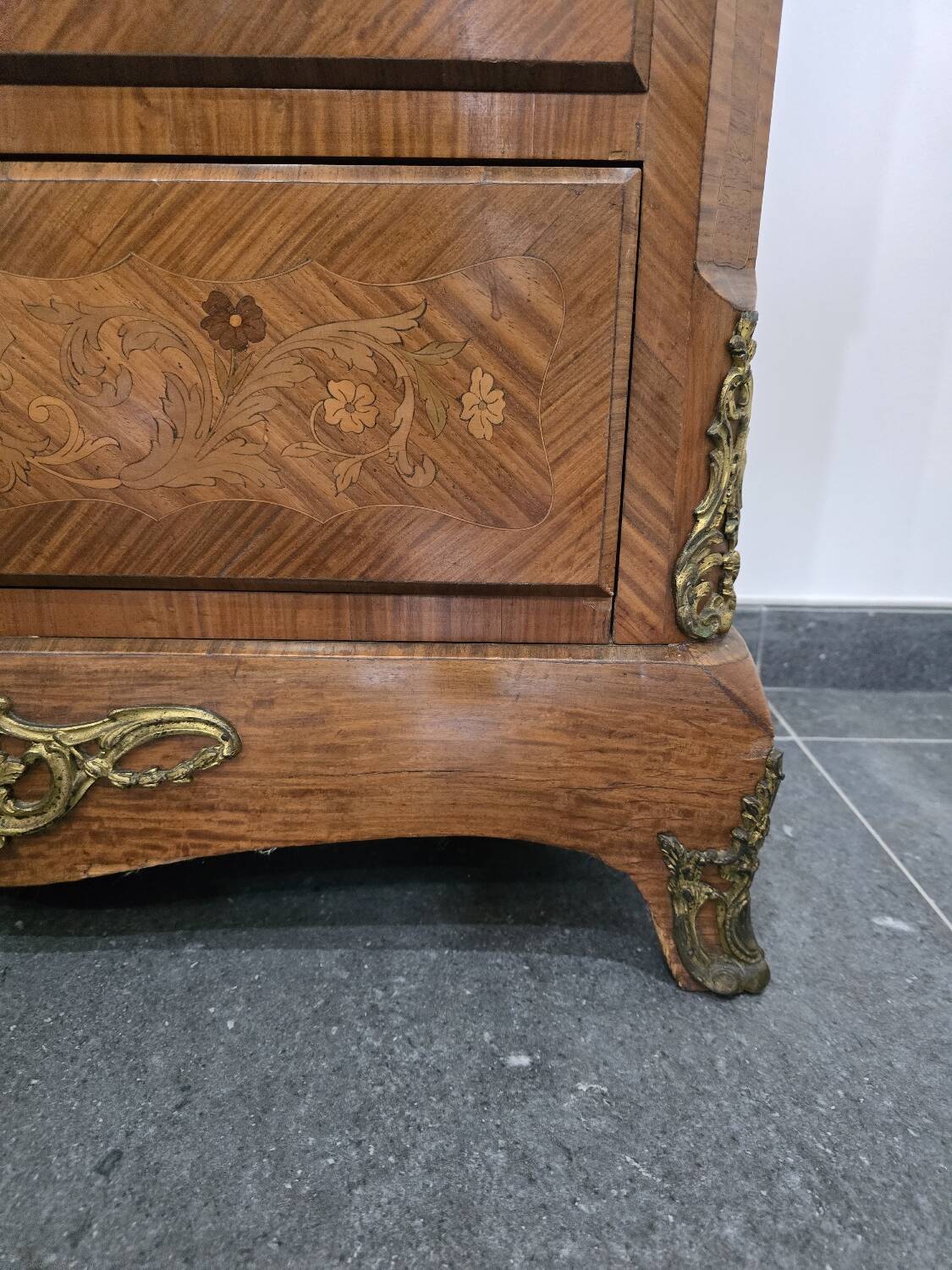 Louis XV chest of drawers in marquetry and gilded bronze - Marble top