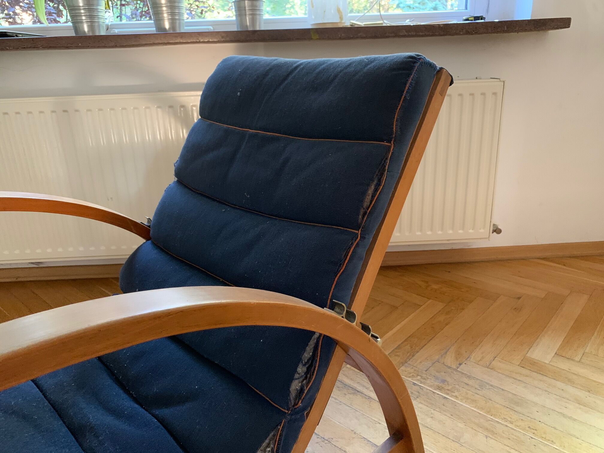 Fauteuil Jindrich Halabala en bois et canne, années 1930