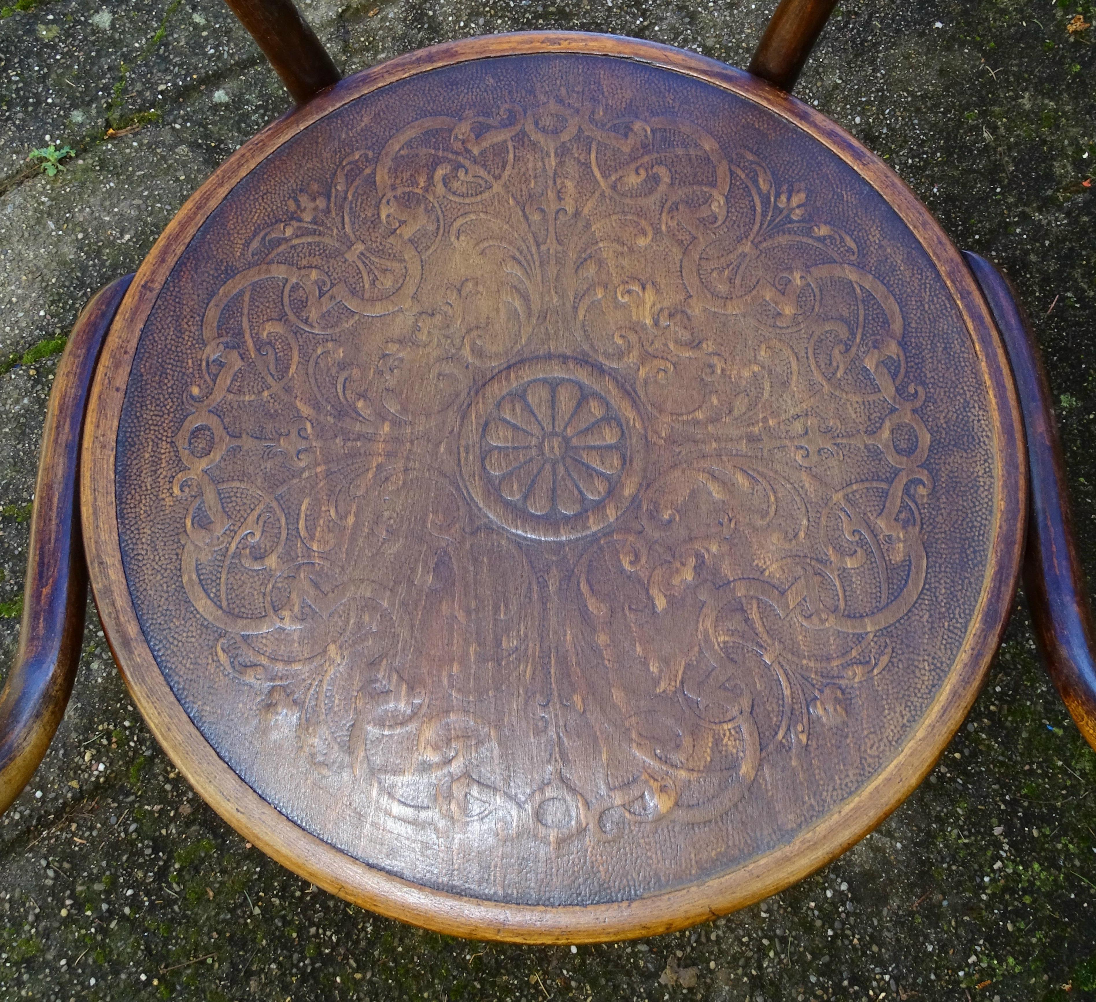 Chair Thonet B9 says Le Corbusier 1902 sitting wood