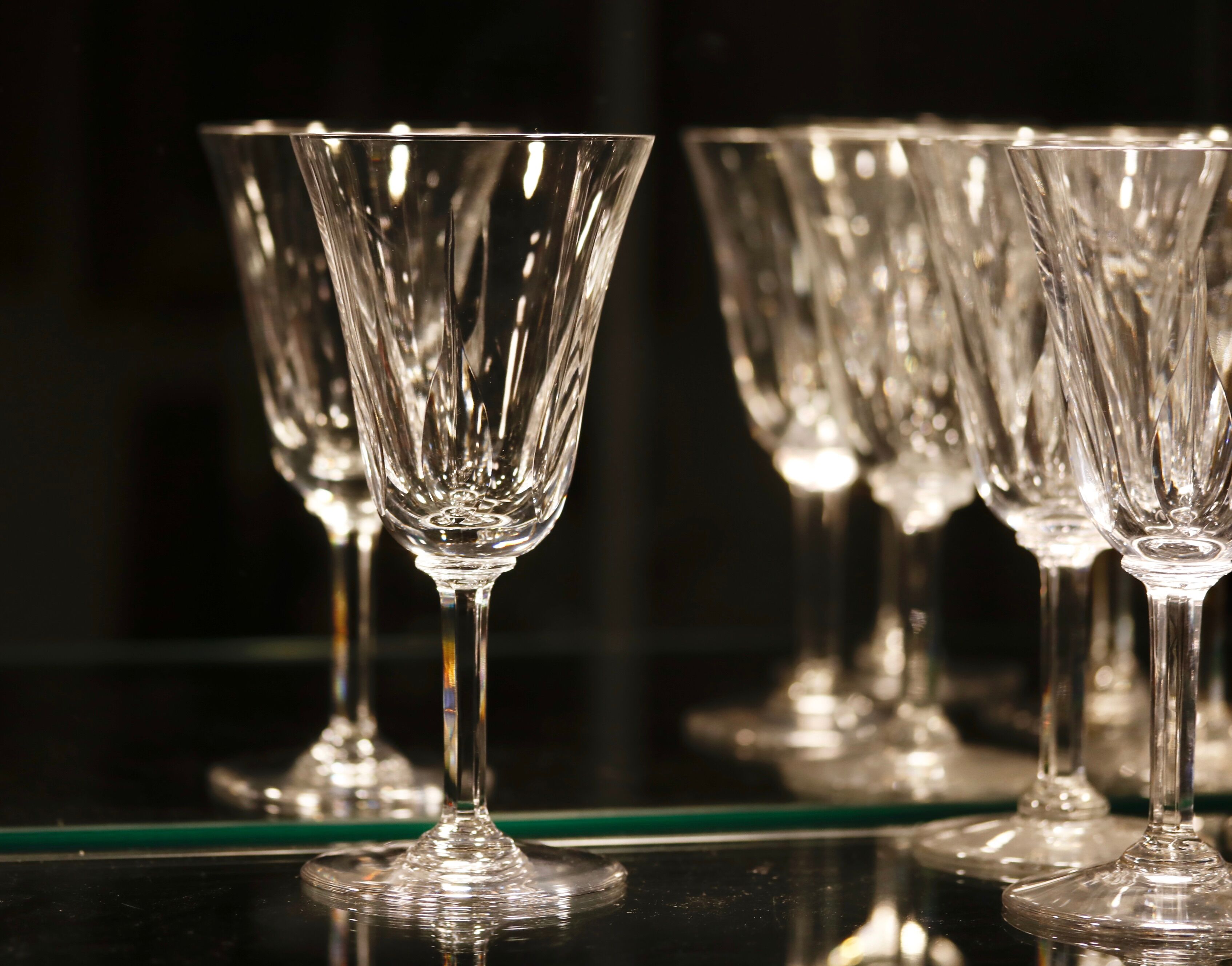 Suite of 8 crystal water glasses of Saint Louis, Model Cerdagne