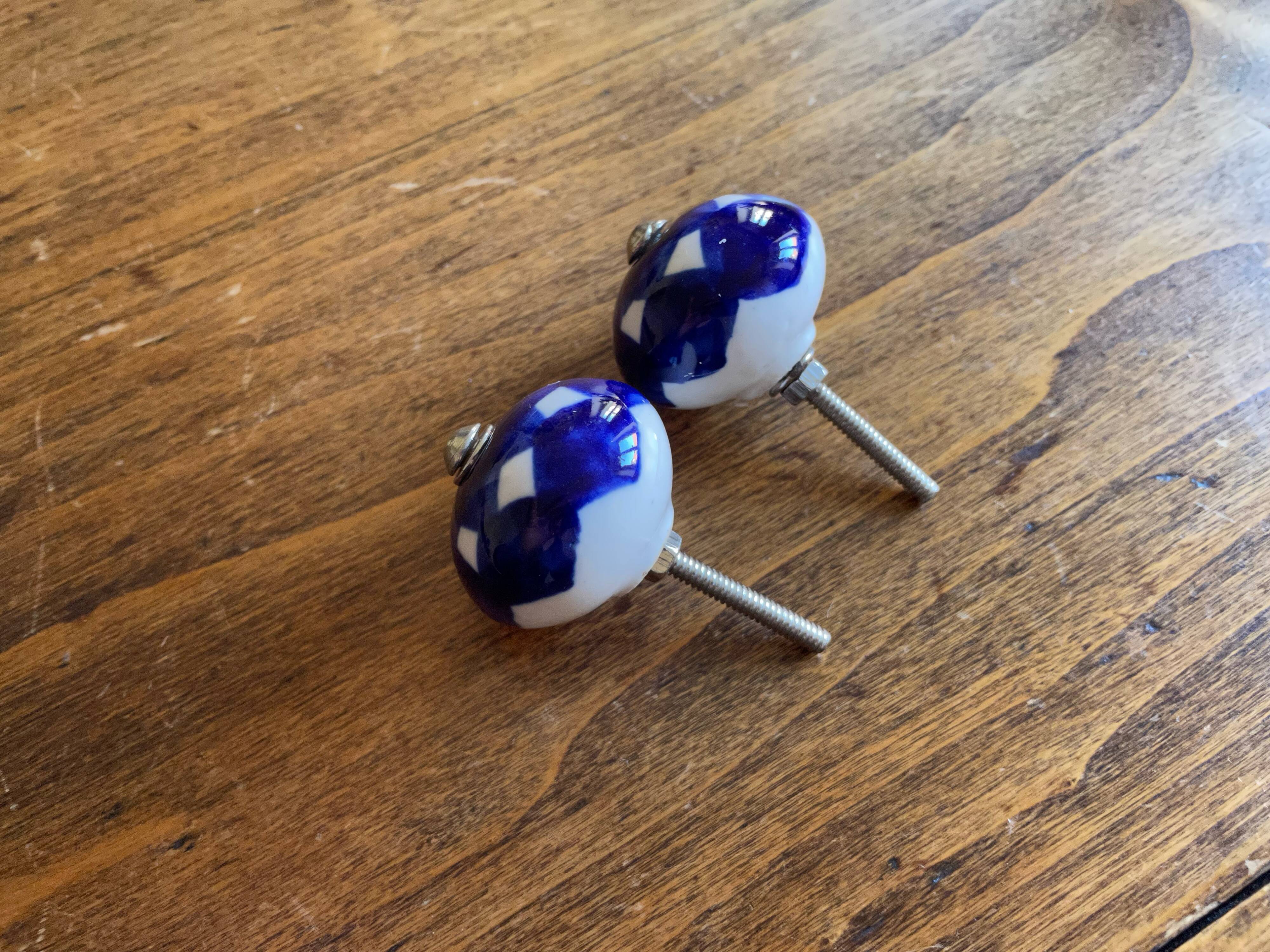 2 buttons, ceramic door handles, white blue