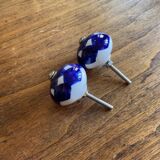 2 buttons, ceramic door handles, white blue