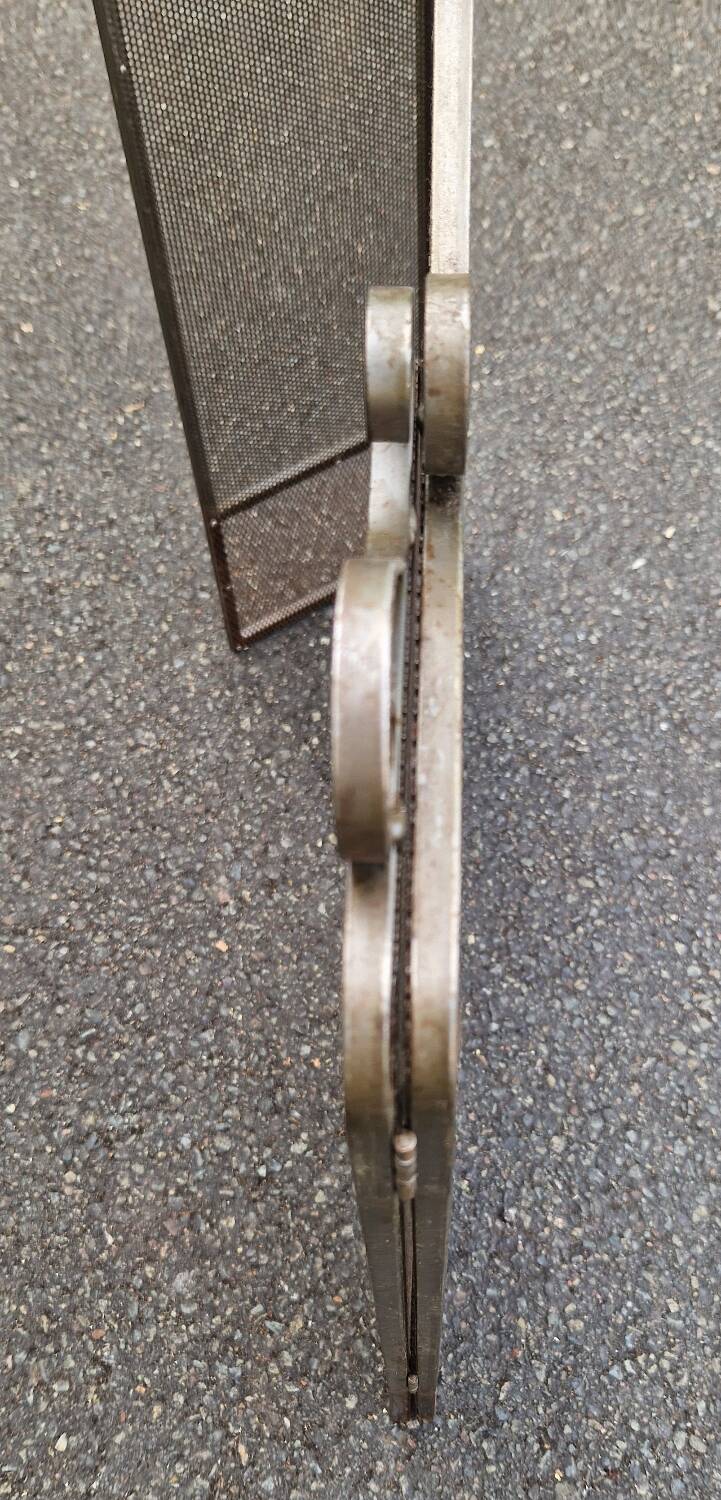 Metal fireplace screen