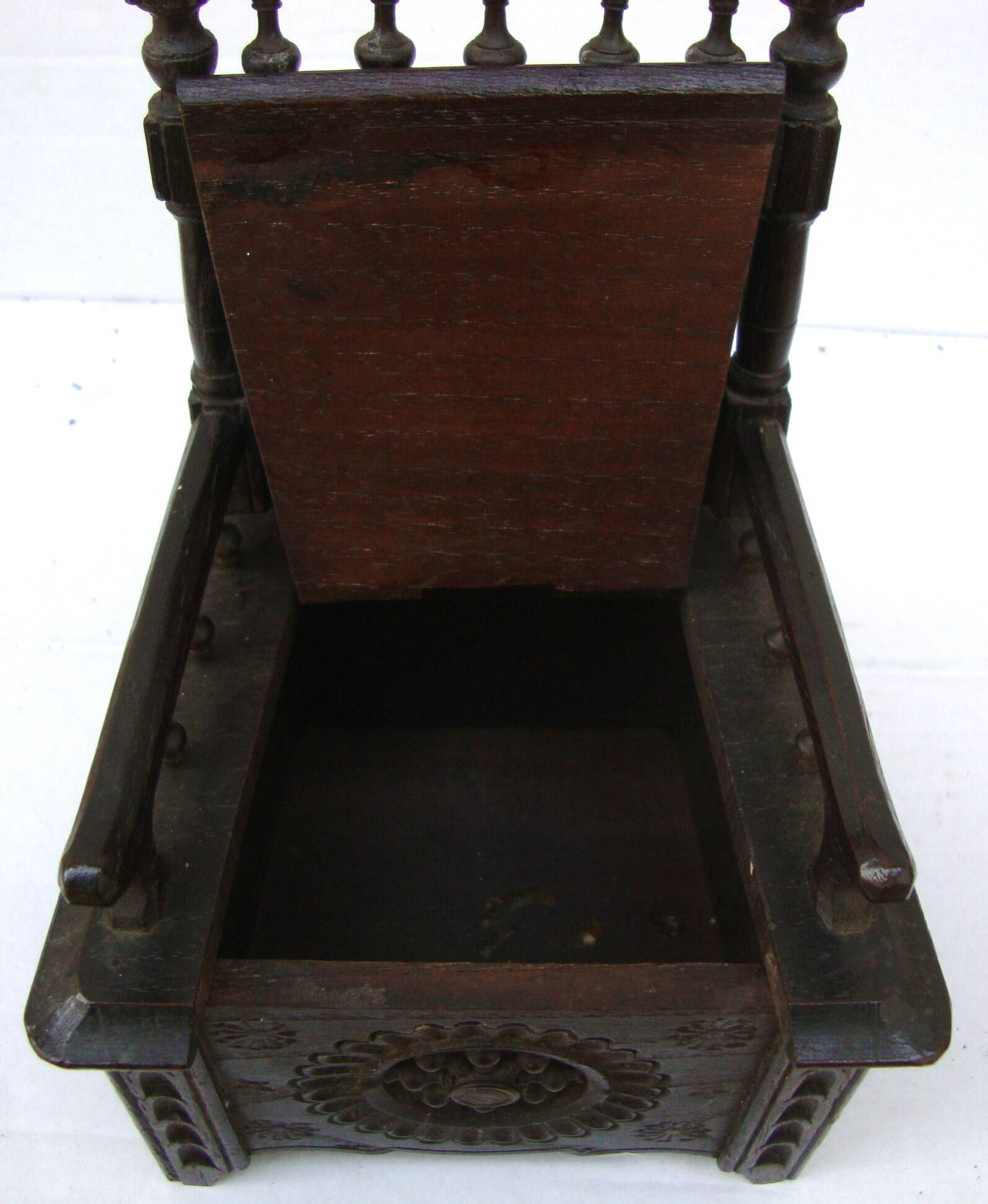 Jewelry box in the shape of a breton chair