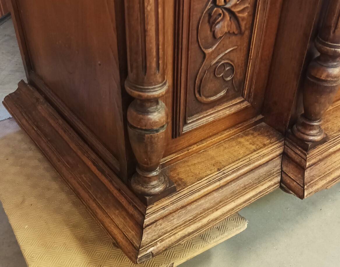 Art Nouveau buffet in carved oak with grapevine cluster decoration.