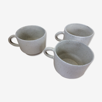 Lot de trois tasses en grès céramique