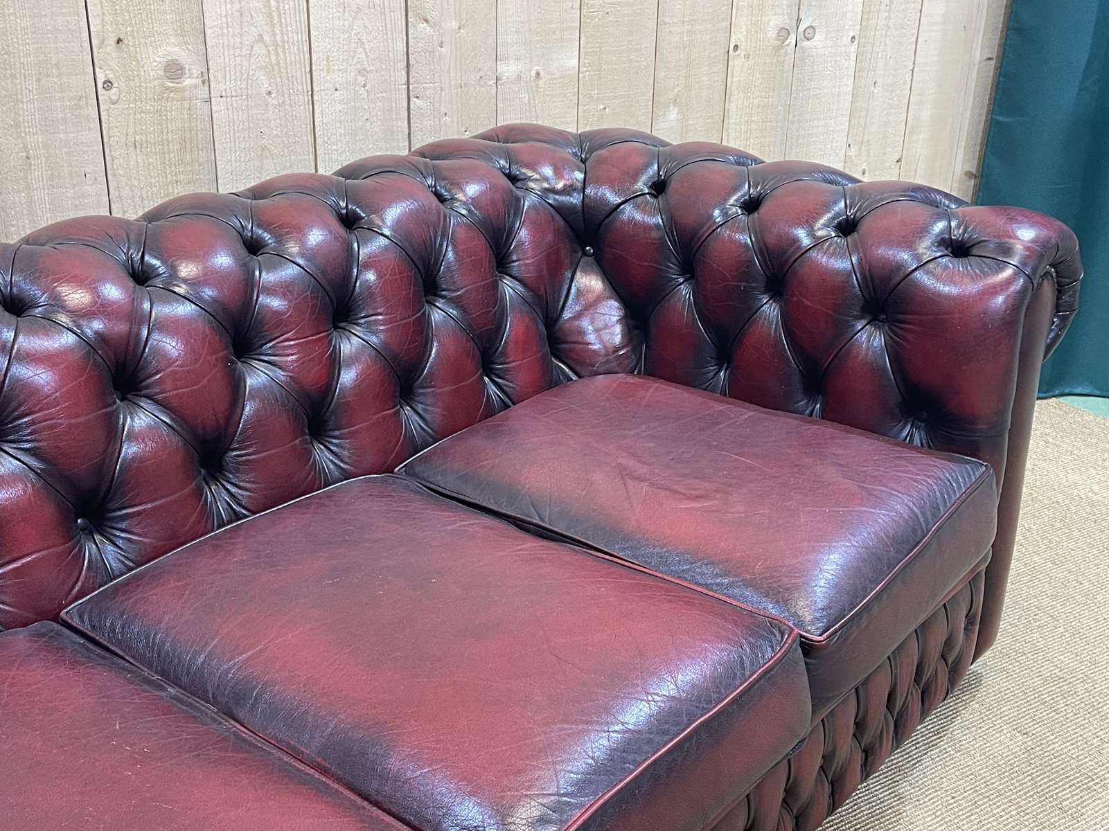 Chesterfield sofa in red leather 3 places from the 70s