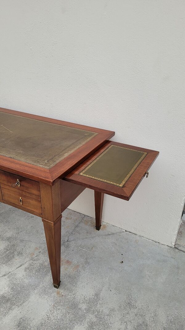 Bureau plat de style Louis xvi en acajou 19ème