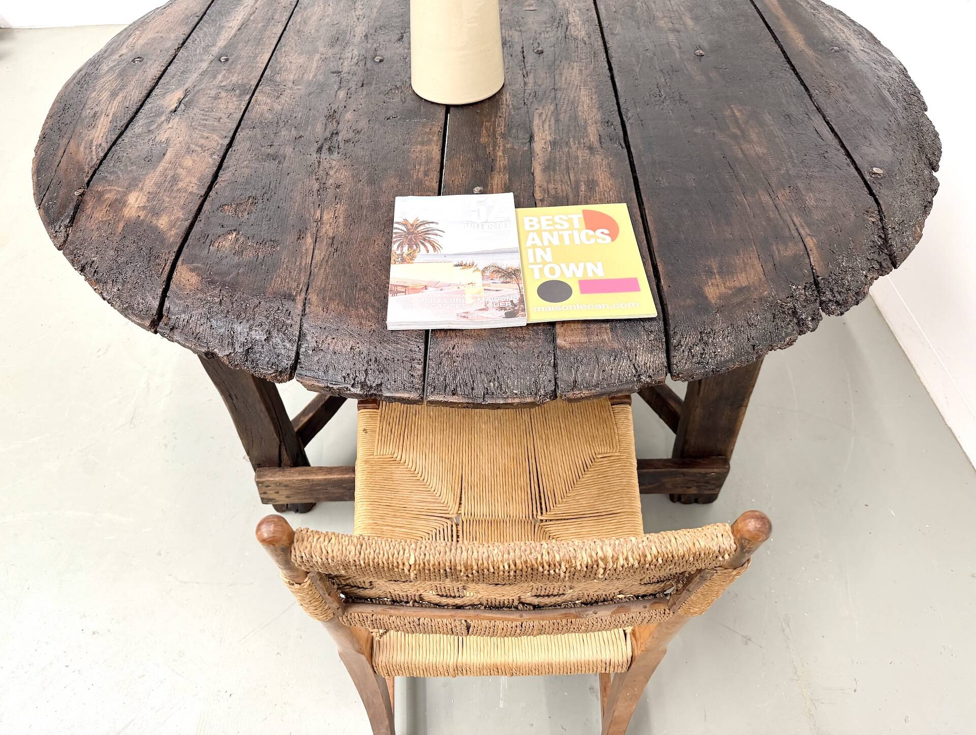Round table in popular oak, circa 1880.