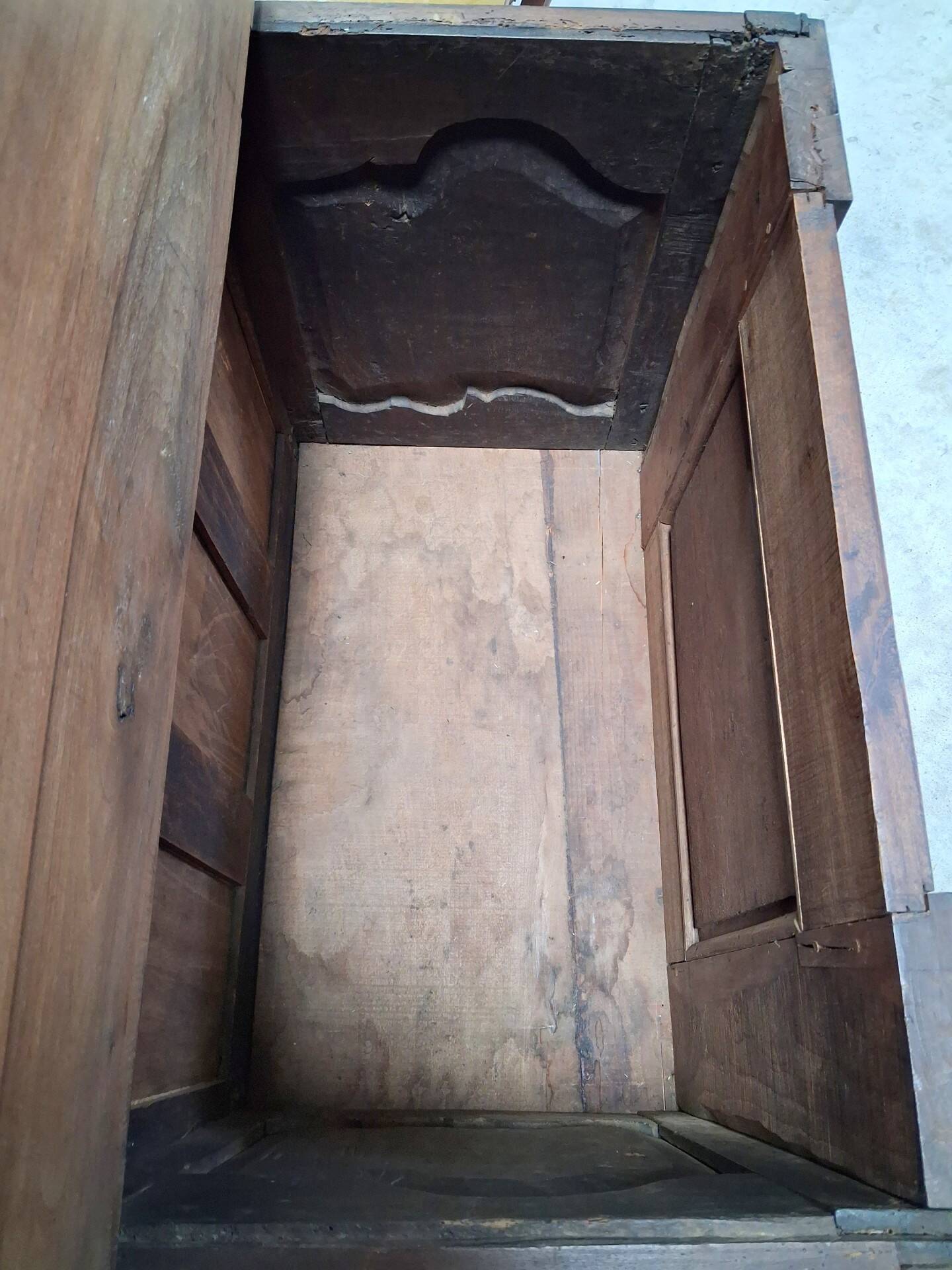 Renaissance-style chest in carved walnut from the 19th century.