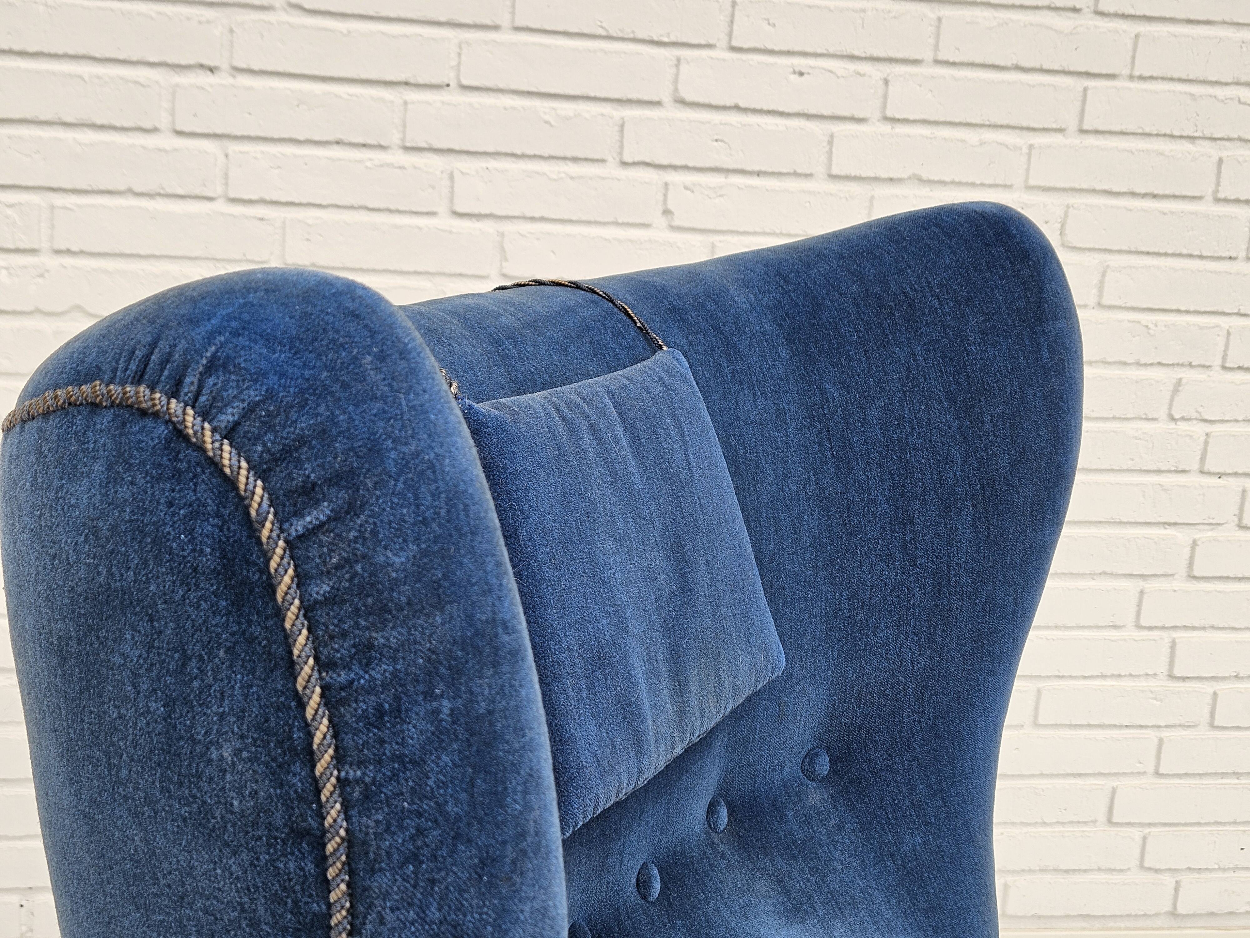 Années 1960, fauteuil relax danois à dossier haut, état d'origine, meuble en velours bleu.