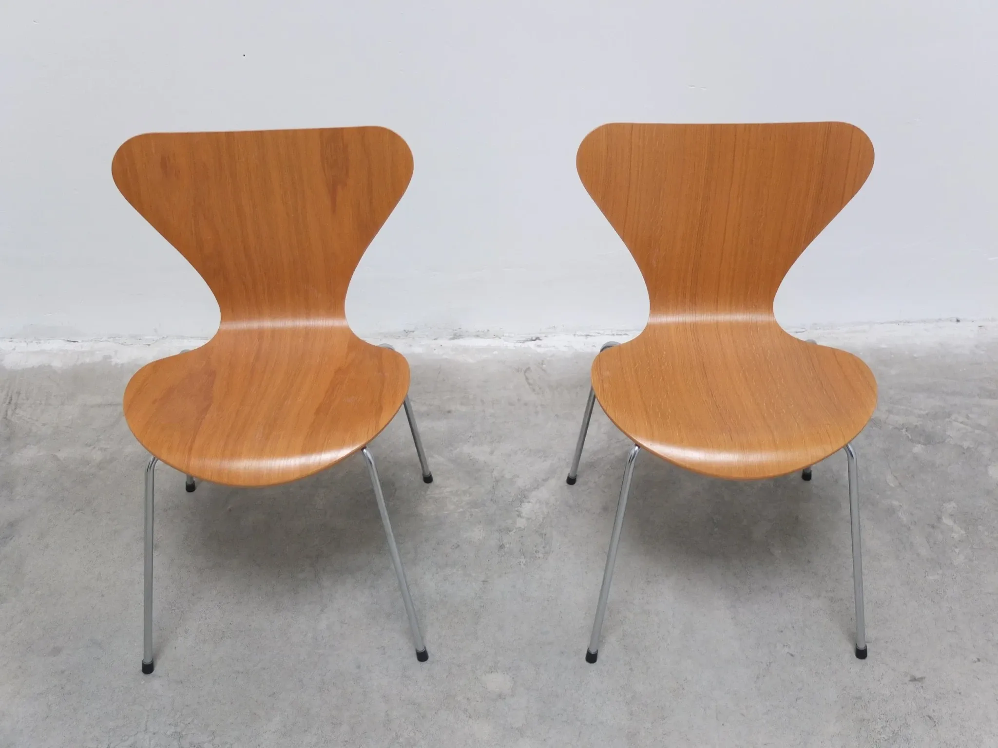 Pair of 'Series 7' chairs in oak by Arne Jacobsen for Fritz Hansen, 1955