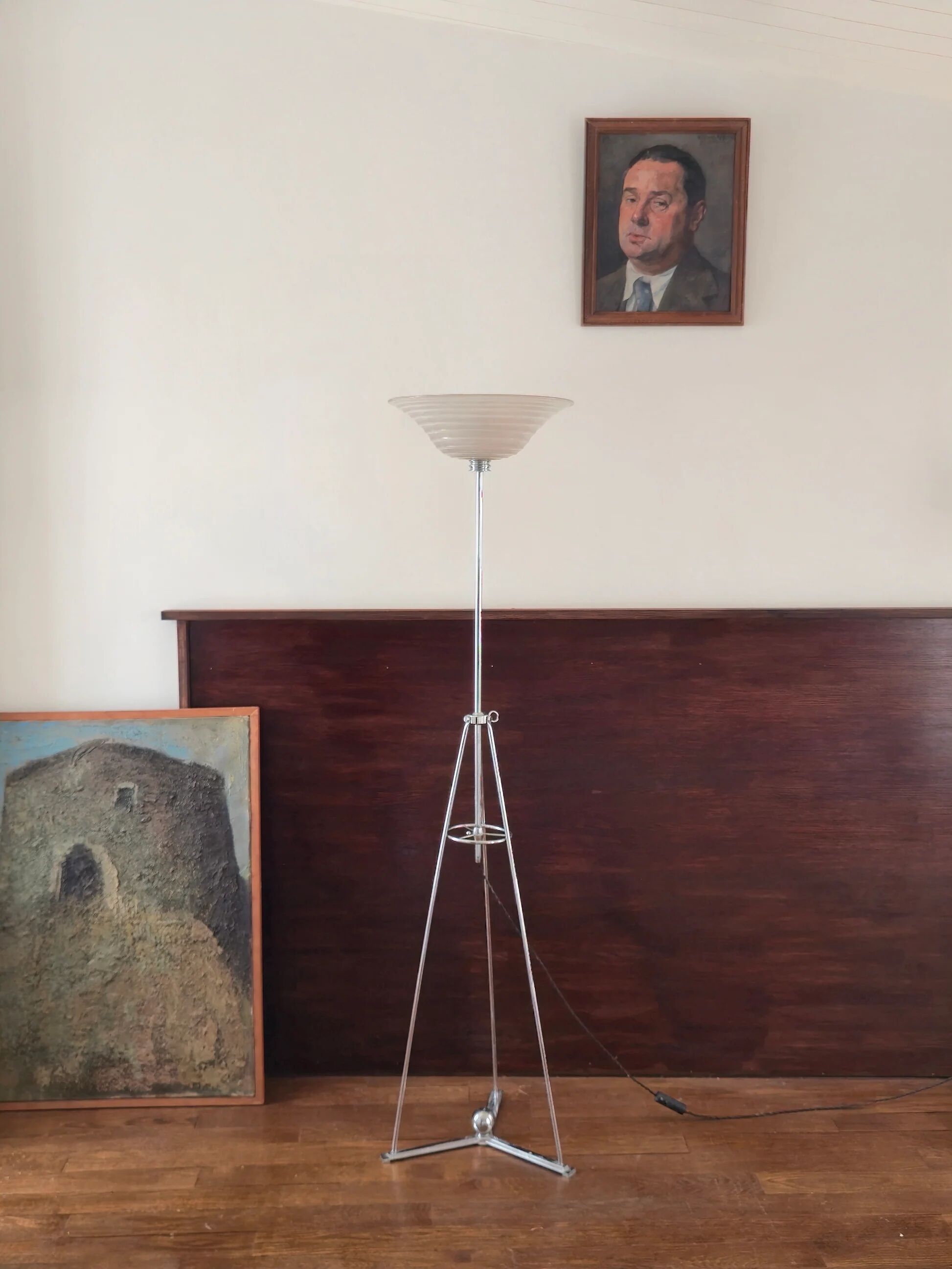Italian modernist floor lamp from the 1940s.